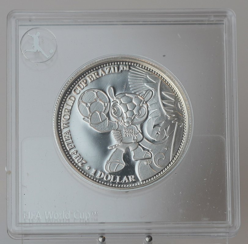 COOK-INSELN 1 Dollar Silber 2013 FIFA-Fußball WM 2014 Fuleco
